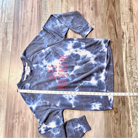 Rae Dunn Womens Miss Independent Crewneck Sweatshirt Medium Navy White Tie Dye - Picture 13 of 13